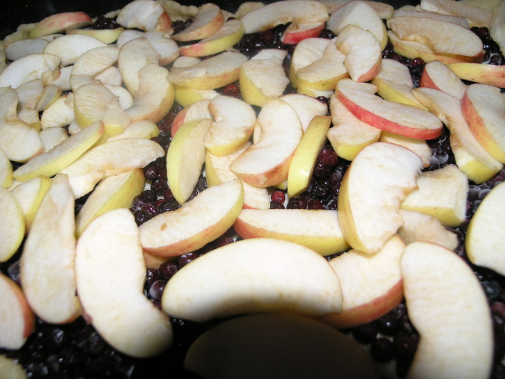 Пирог брусничный с яблоками и бананом: шаг 1