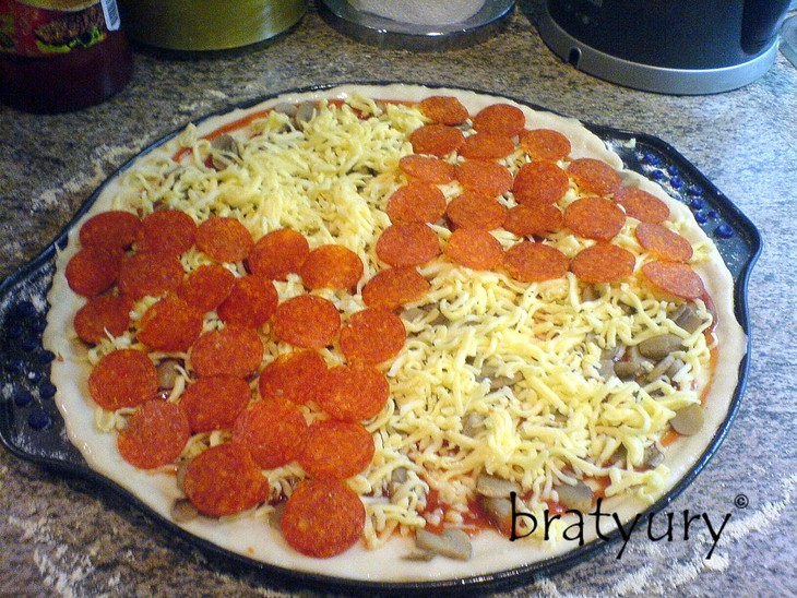 Pizza pepperoni con funghi: шаг 7