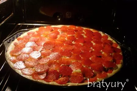 Пицца с грибами, сыром mozzarella и колбасой pepperoni: шаг 7