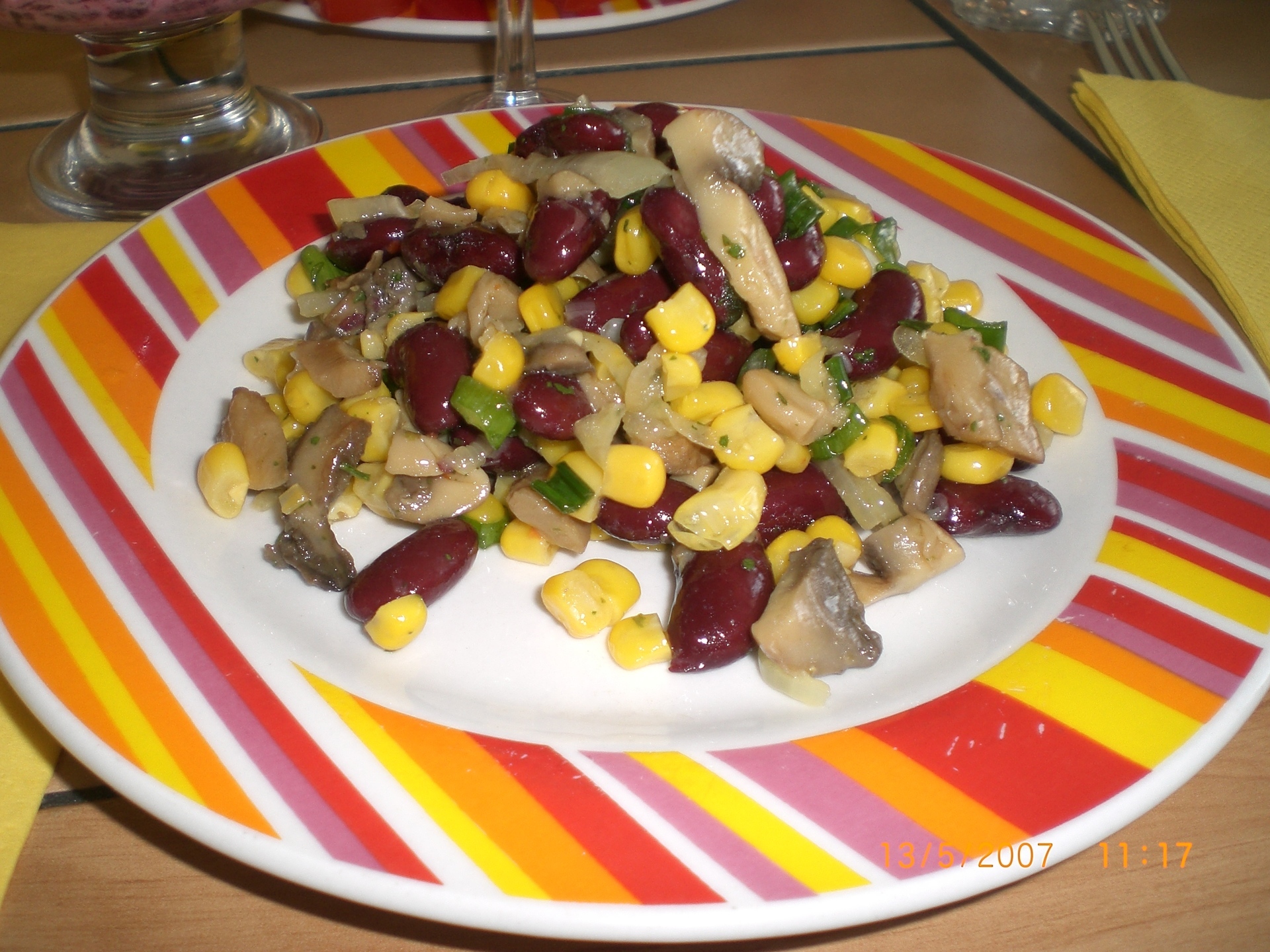 Салат с курицей, грибами и маринованными огурцами
