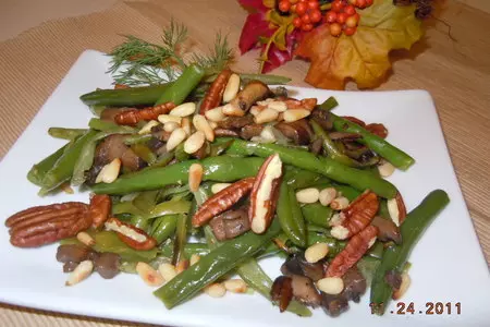 Горячий салат green beans с грибами и орехами