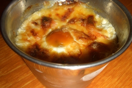 Фото к рецепту: Жульен с креветками и перепелиными яйцами