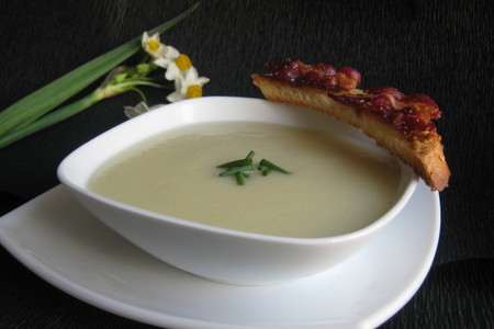 Суп из цветной капусты с пряными тостами (cauliflower soup with cheese and bacon toasts).
