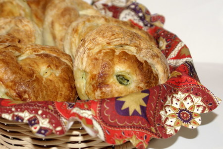 Фото к рецепту: Слоёные пирожки со шпинатом и адыгейским сыром