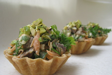 Фото к рецепту: Корзиночки с мясным салатом.