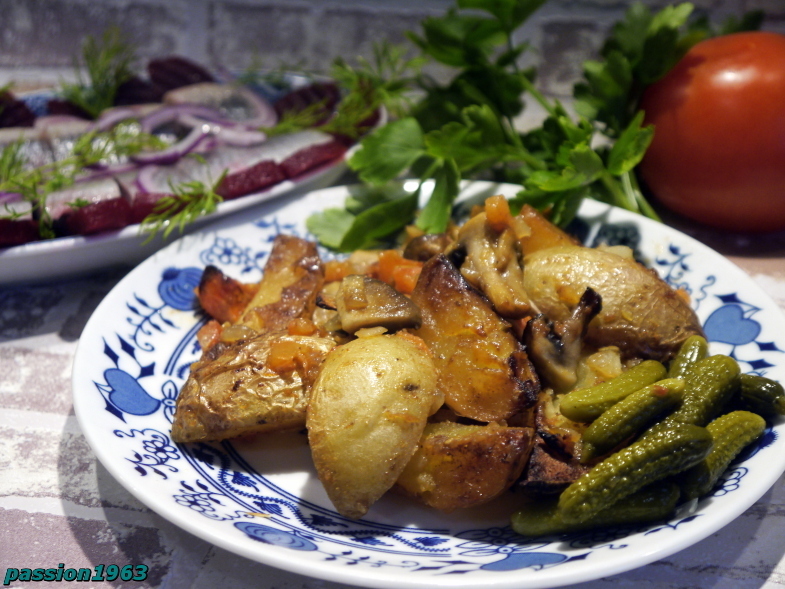 Запеканка из картофеля, мяса, грибов и помидоров