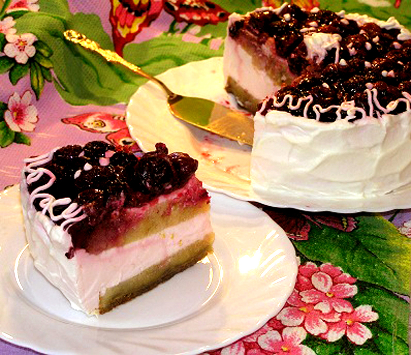 Бисквитный торт с йогуртовым желе и вишней