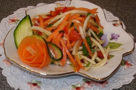 Фото к рецепту: Салат из свежих овощей "радуга"