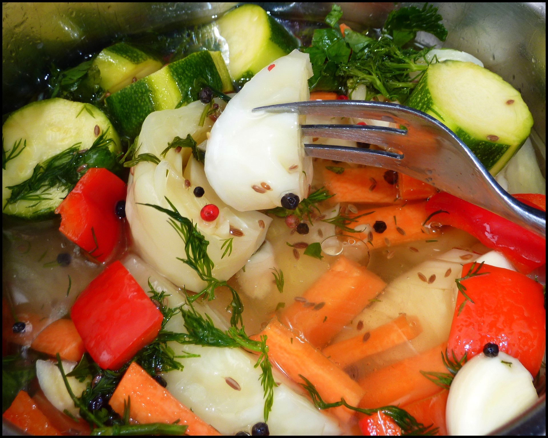 Салат из капусты с горячей заливкой – кулинарный рецепт