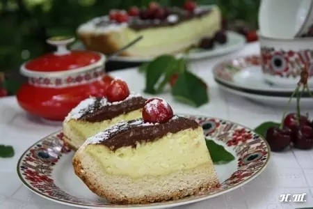 Творожный пирог с шоколадной помадкой и черешней.