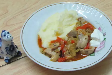 Куриный гуляш (с сезонными овощами и пряными травами)