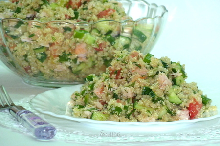 Фото к рецепту: Салат с киноа, овощами и пастромой из куриной грудки