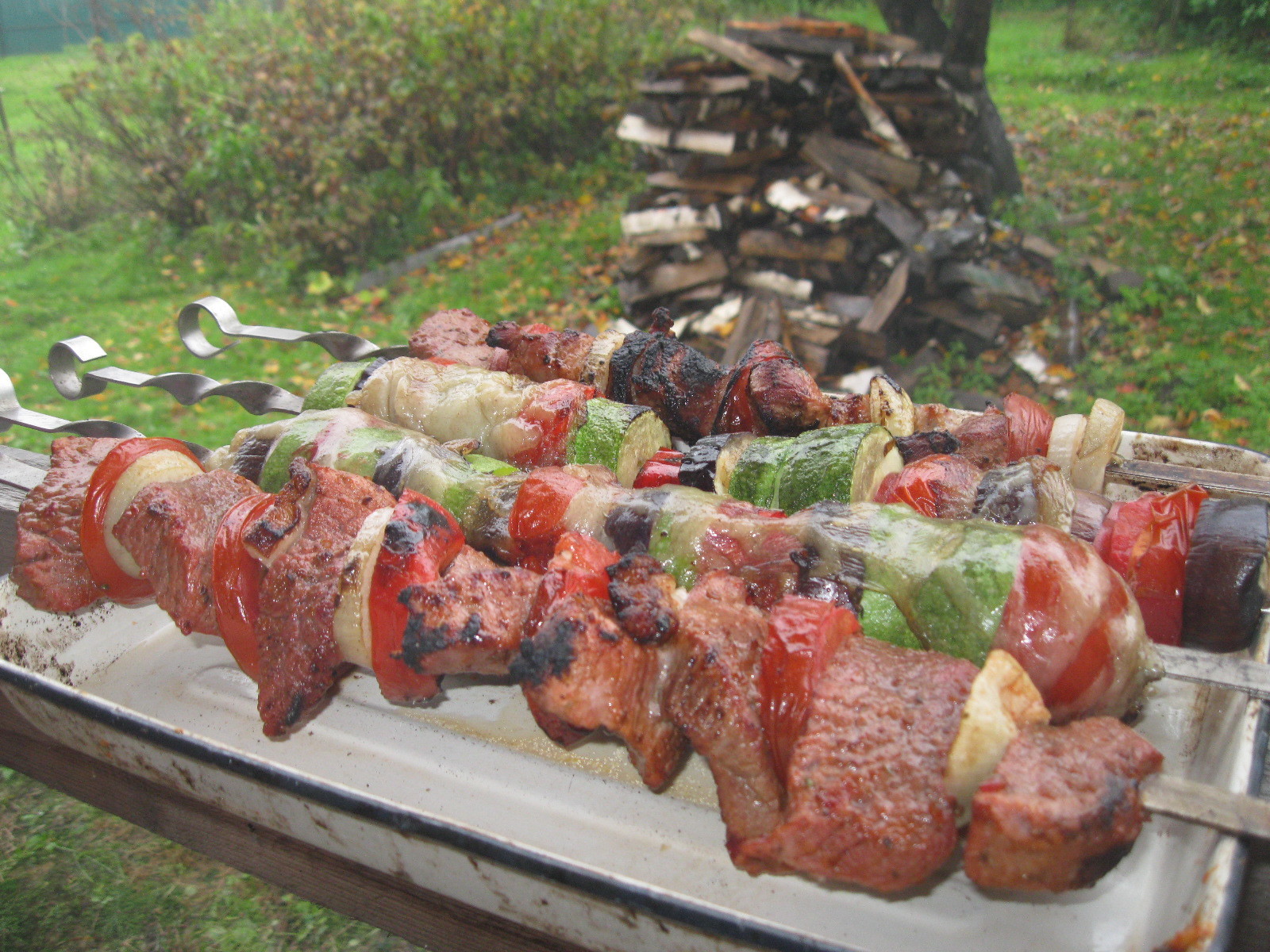 Говяжий шашлык с персиками