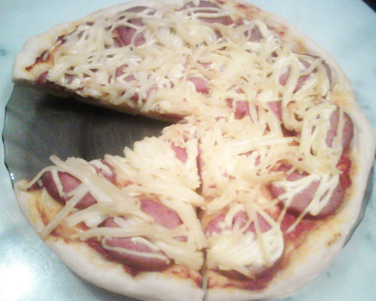 Как приготовить Пицца с сыром моцарелла, колбасой, грибами и помидорами рецепт рецепт пошагово