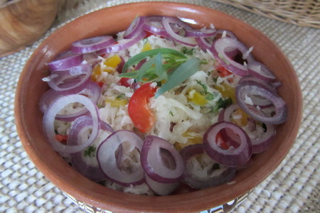 Фото к рецепту: Салат из черной редьки с болгарским перцем.