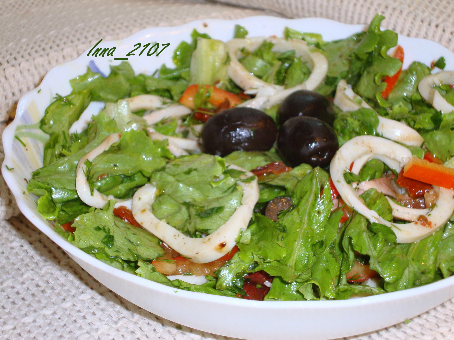 Салат с кальмарами, маслинами и помидорами