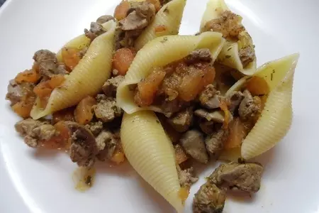 Conchiglie с куриной печенью и зеленью