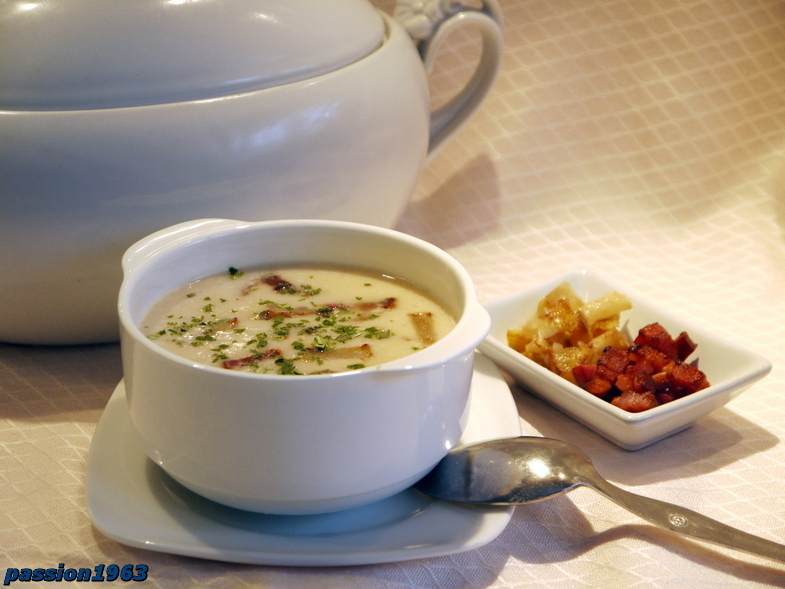 Фасолевый суп с беконом и салями