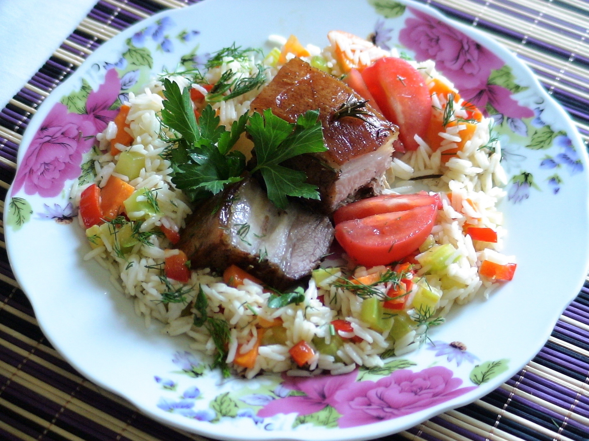 Ароматная свиная грудинка с рисом басмати mix и салатом из петрушки и граната