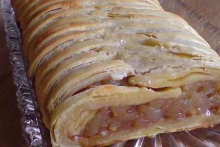 Фото к рецепту: Румынский плетёный яблочный штрудель