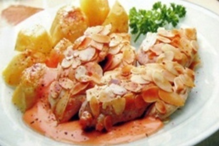 Фото к рецепту: Куриное филе в миндальной корке с картофелем