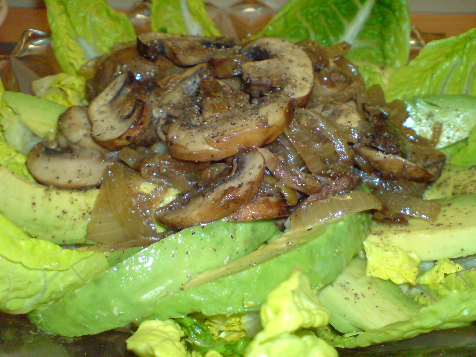 Шампиньоны с авокадо, перцем и пряными травами