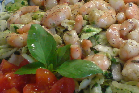 Фото к рецепту: Салат  из весенней капусты с креветками// фм "легкий салат - минус пару сантиметров к лету"