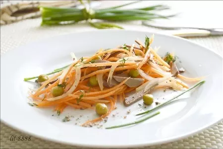 Салат из куриной печени с овощами.