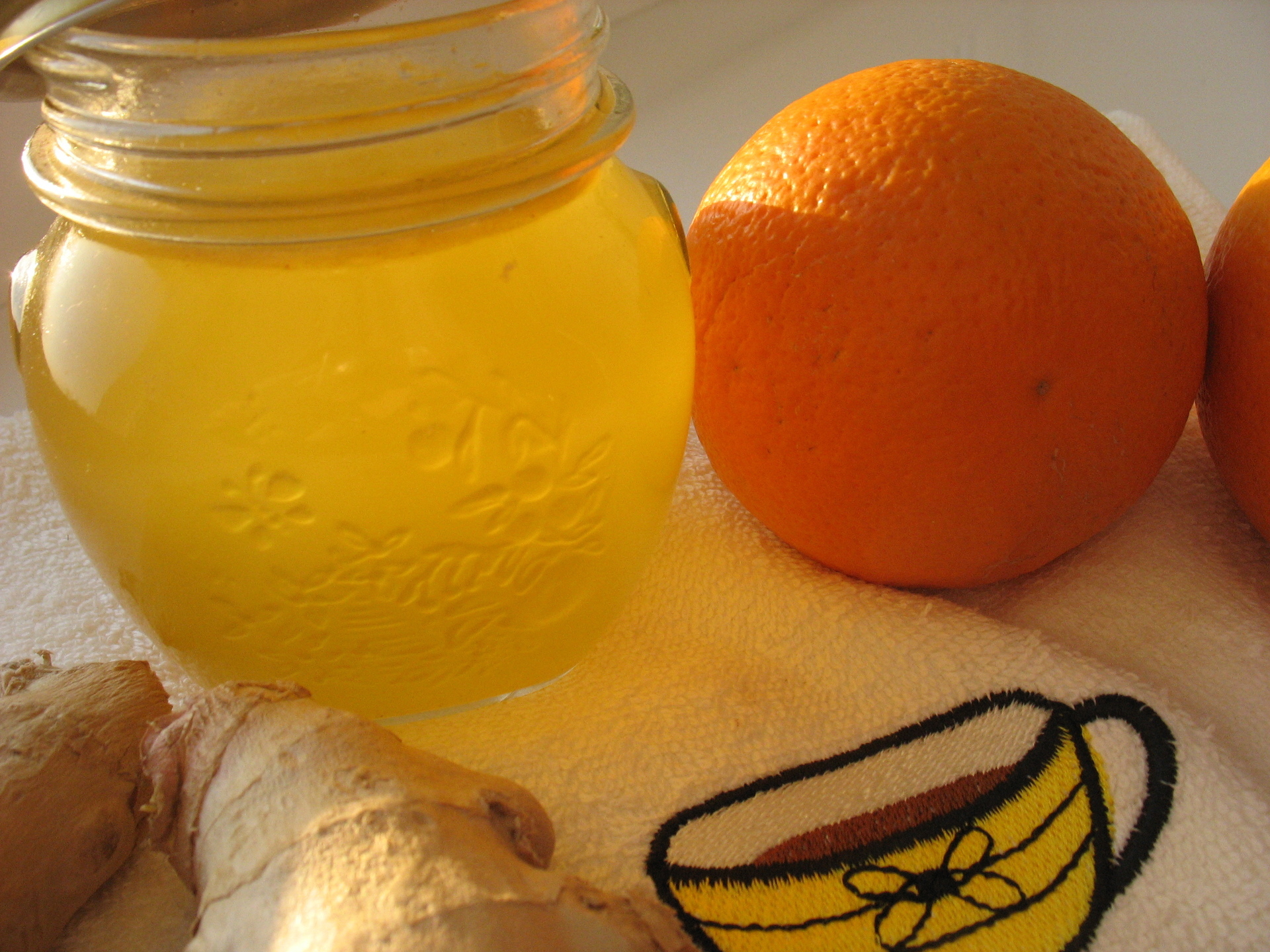Сироп ингредиенты. Сироп апельсин имбирь. Апельсиновая цедра имбирь. Сироп из апельсина. Вкусный и полезный имбирный сироп.