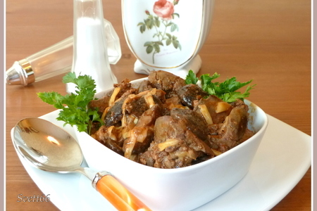 Фото к рецепту: Куриная печень с грибами (палочка-выручалочка при цейтноте)