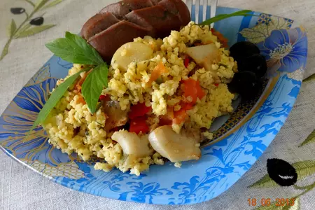 Фото к рецепту: Пшено, заправленное овощами, беконом и оливками с домашними сардельками