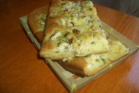 Открытый пирог с куриным филе,сыром и укропом