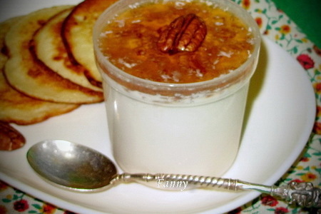 Фото к рецепту: Йогурт с кленовым сиропом и орехами пекан в карамели. тест-драйв