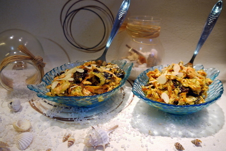 Фото к рецепту: Салат с рыбой, черносливом и миндалем «фьюжн»