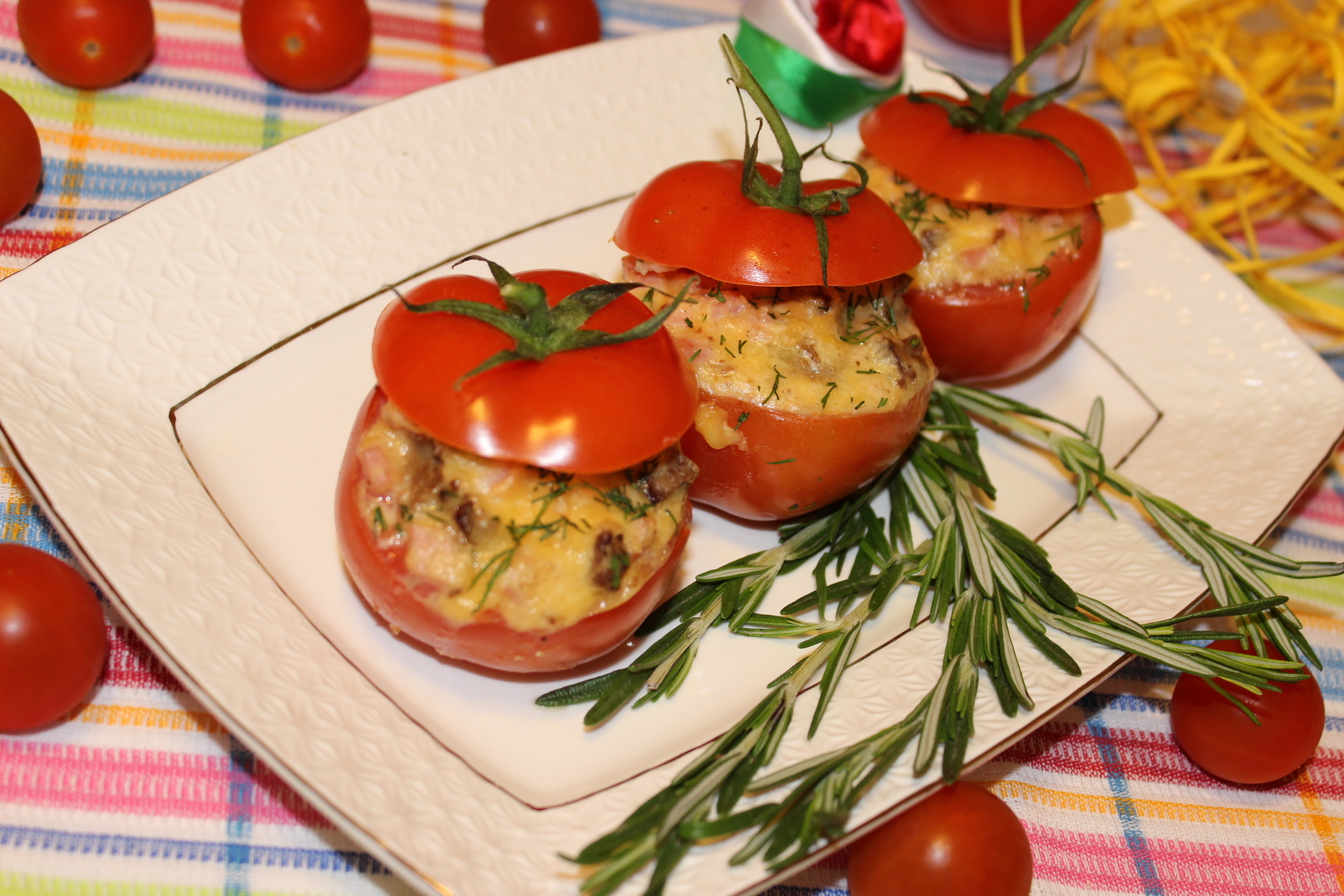 Яйца с помидорами, фаршированные ветчиной и грибами