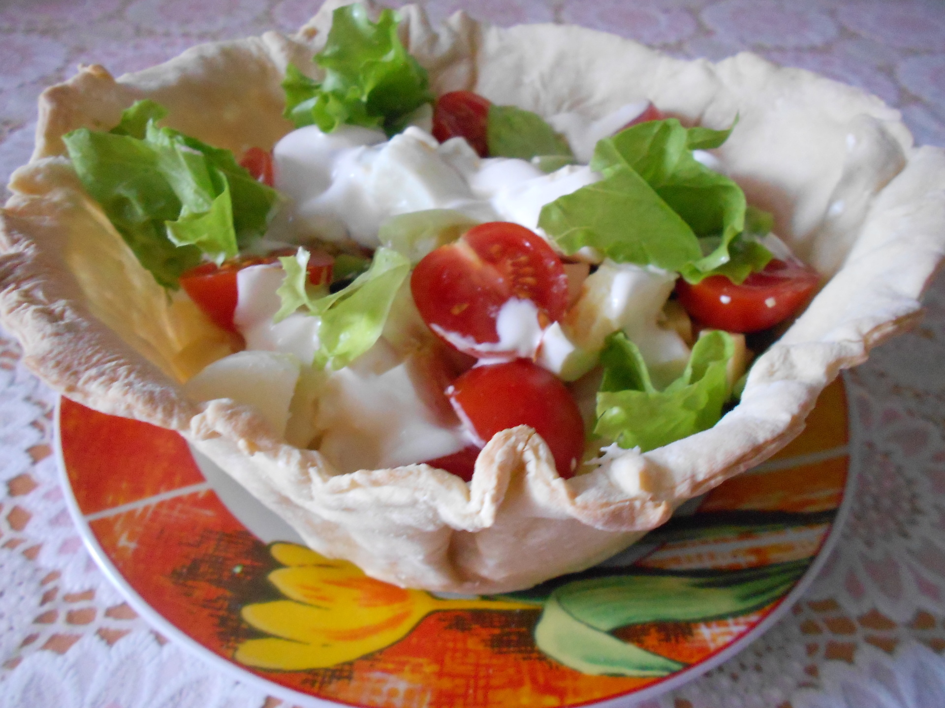 Сырные корзиночки с салатом из рукколы и креветок