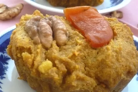 Морковные кексы с орехами и курагой