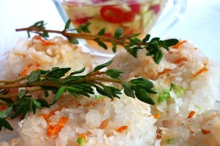 Рисово-овощное печенье с кокосовой стружкой под соусом
