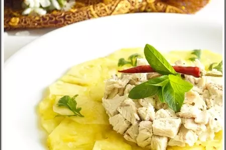 Карпаччо из ананаса с острой заправкой и запеченной курицей.