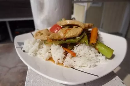 Курица с овощами и рисом