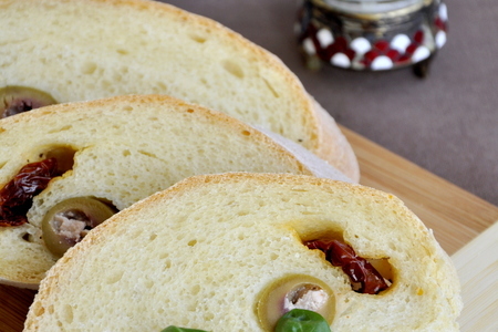 Хлеб из семолины с маслинами