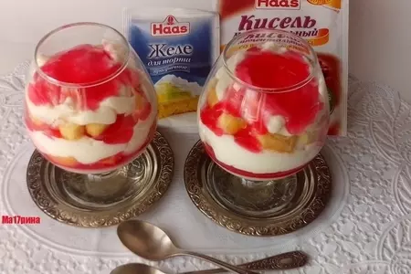 Десерт из клюквенного киселя,печенья и сливок