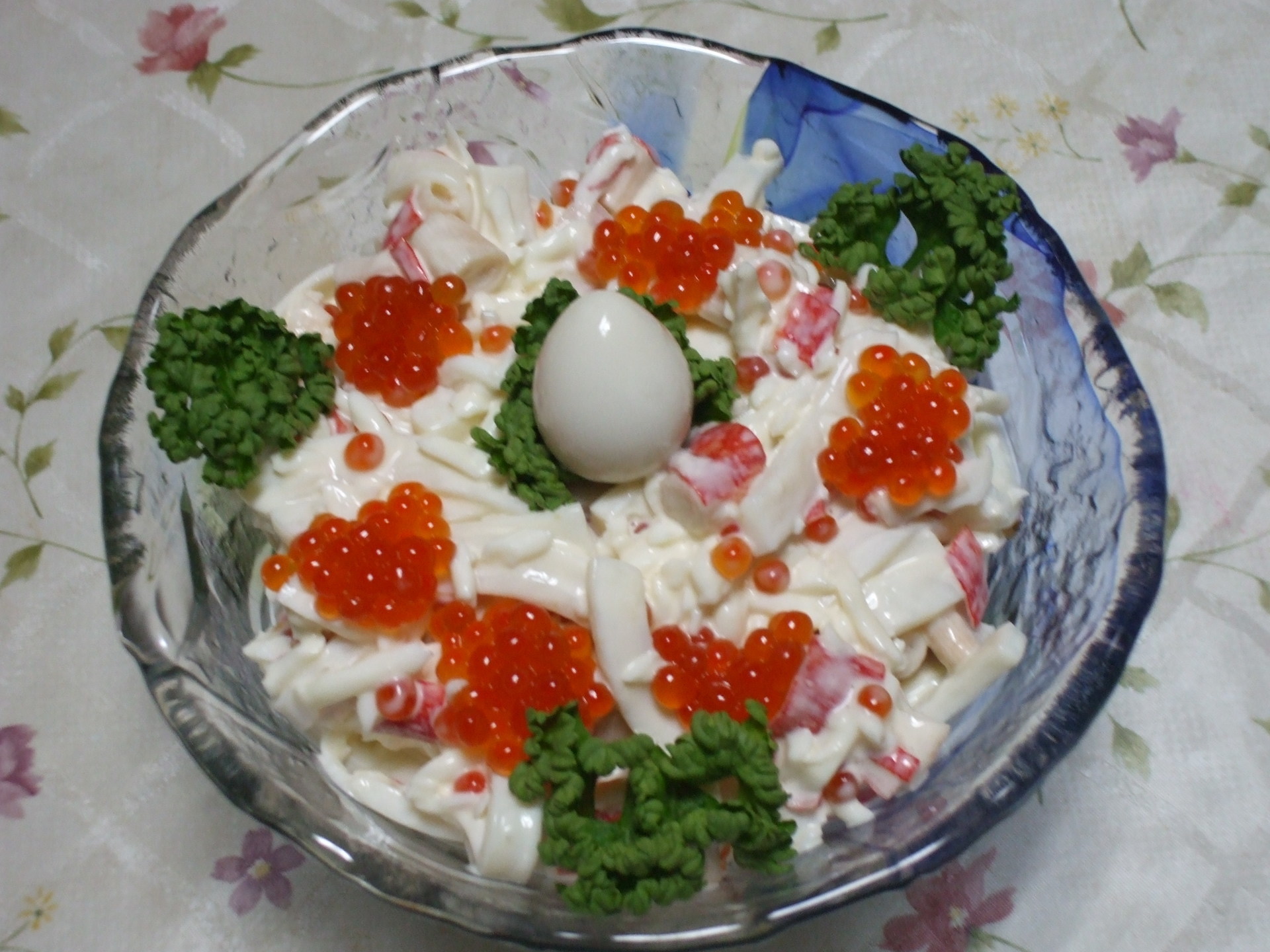 Праздничный салат с креветками, кальмарами и икрой (Морская жемчужина)