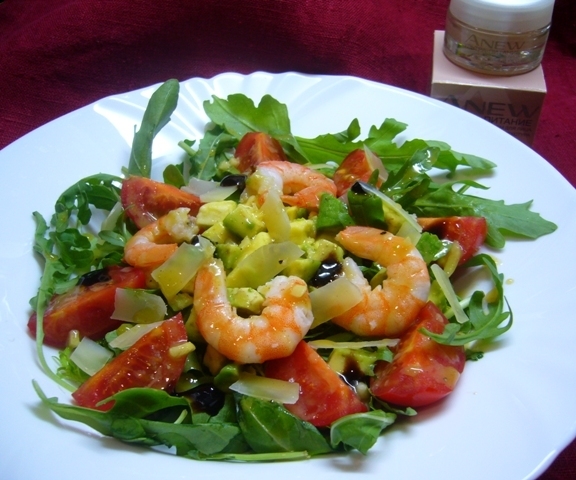 Салат с рукколой, креветками, авокадо и помидорами черри – рецепт