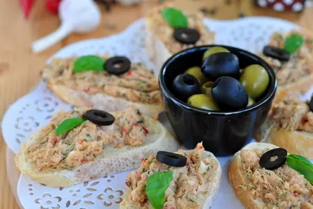 Кростини с песто из сала (crostini con pesto di lardo)