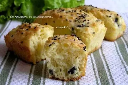 Сырные булочки с маслинами и кунжутом