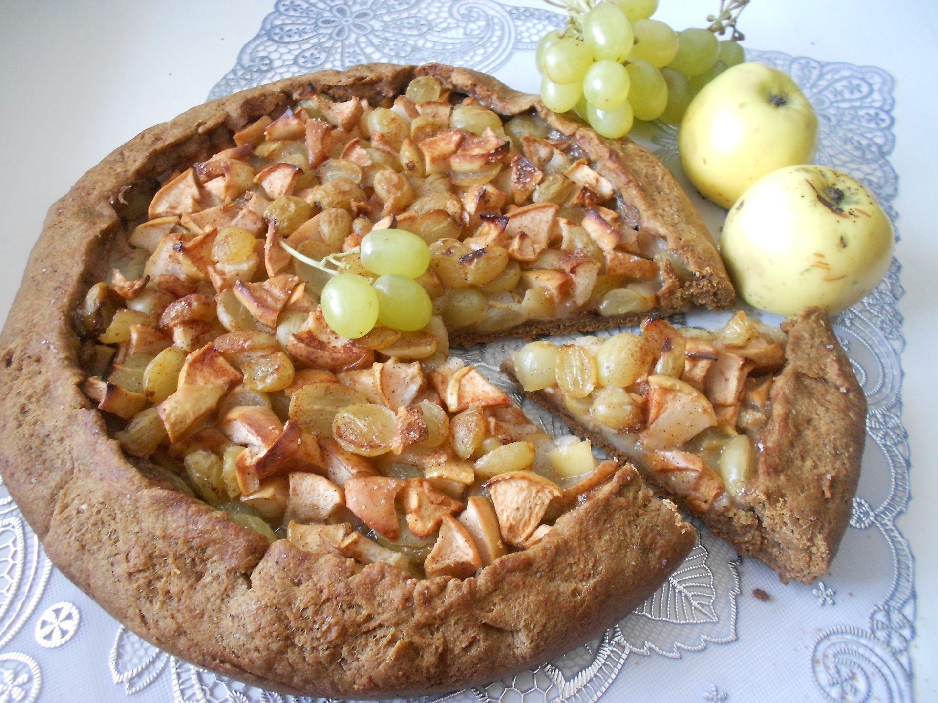 Ржаная галета с яблоками, грушами и виноградом - пошаговый рецепт с фото  (18455 просмотров)