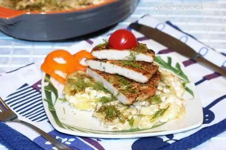 Курочка с картофельной запеканкой и укропом