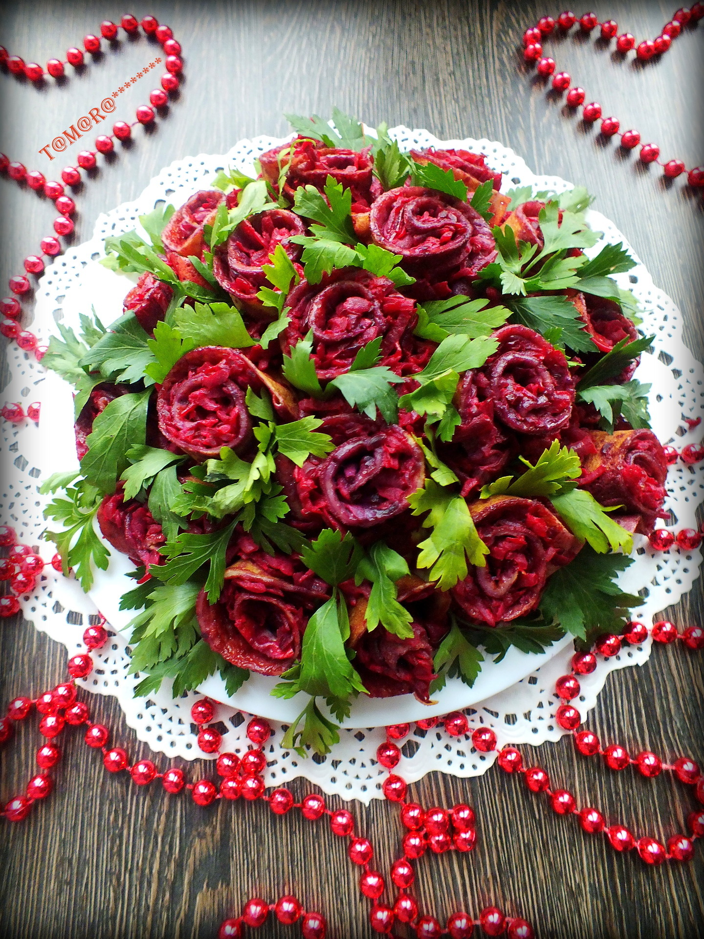 Салат «Селедка под шубой» с розами из блинов
