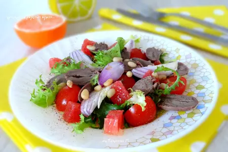 Сочный салат с куриными сердечками, грейпфрутом и кедровыми орешками